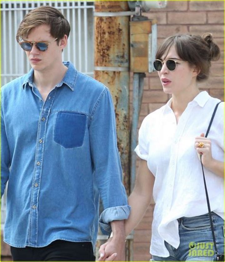 Bill Skarsgård: Girlfriend, net worth, tattoos, smoking & body facts