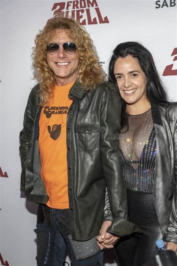 Carolina Ferreira Age (Steven Adler Wife) Wiki, Family, Net Worth, Facts