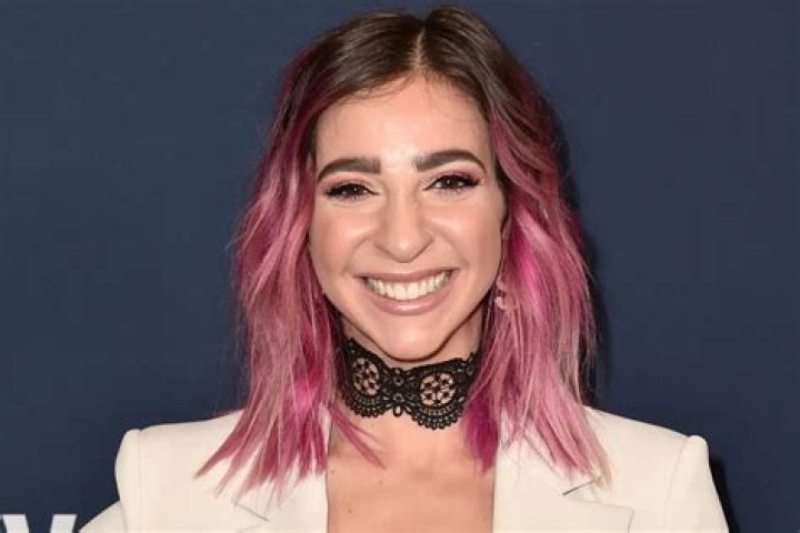 Gabbie Hanna Biography: TikTok, Age, Drama, Net Worth, Boyfriend, Twitter, Poetry, Videos, Movies, TV Shows, Ethnicity, Neck Tattoo