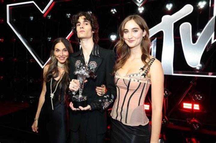 Julian Love Wikipedia, Biography, Salary, Net Worth, Parents, Girlfriend, Age, Height