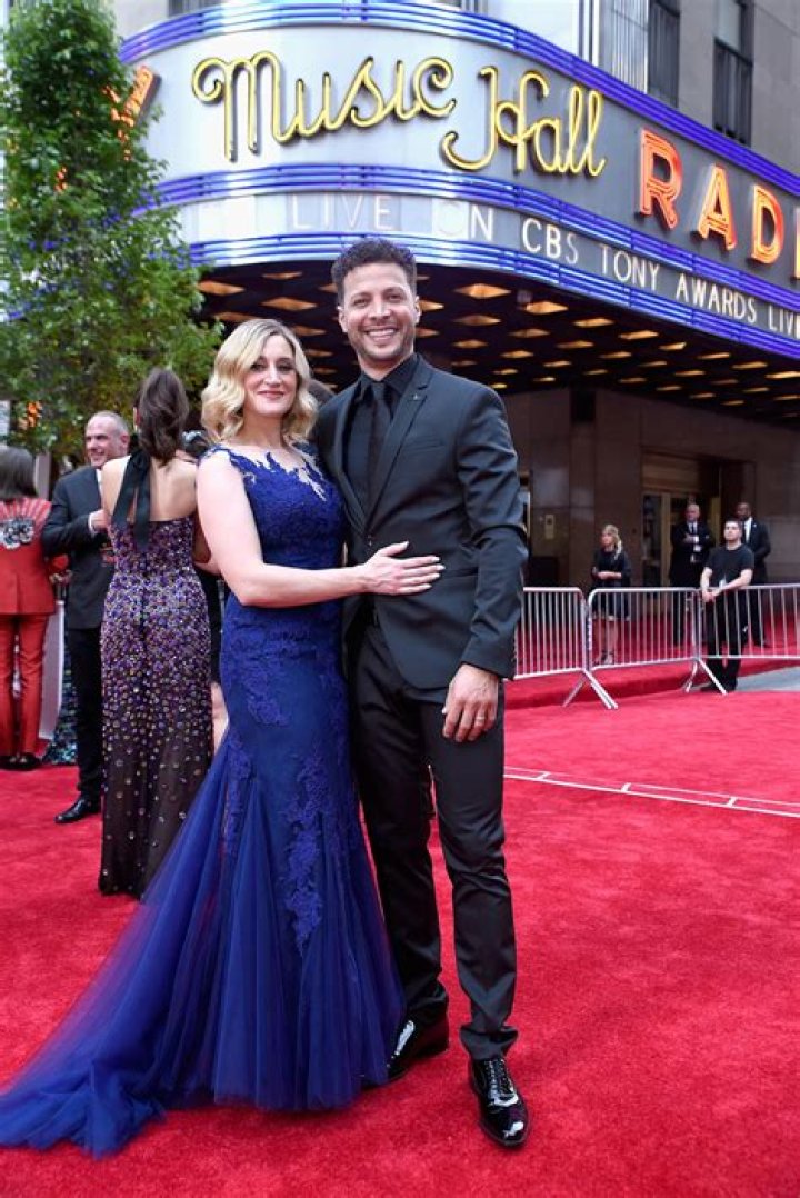 Justin Guarini: Wife, net worth, tattoos, smoking & body facts