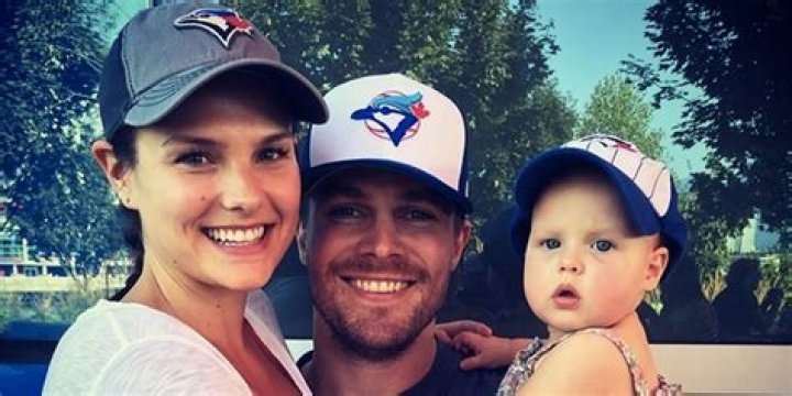 Stephen Amell – Bio, Wife, Family, Net Worth